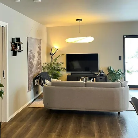 Charming & Modern Cabin, Close To