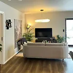 Charming & Modern Cabin, Close To
