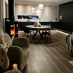 Charming & Modern Cabin, Close To *